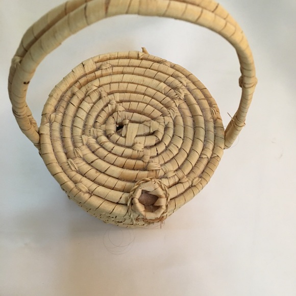 Vintage Wicker Basket with Attached Lid - Picture 9 of 10